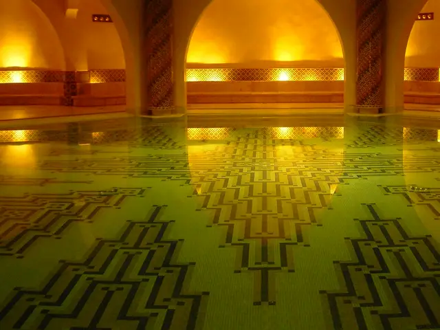 Altın ışıkla aydınlanan kemerli hamam ve mozaik havuz — Balat, Masaj Salonun