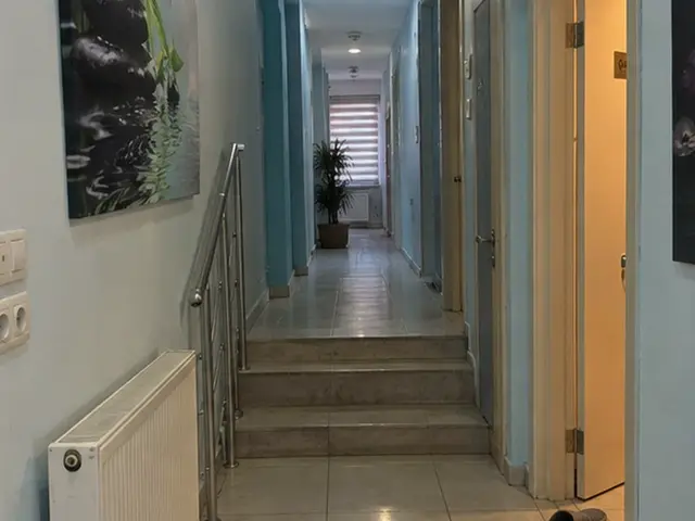 Açık renk koridor ve odalara çıkan merdiven — Balat, Masaj Salonun